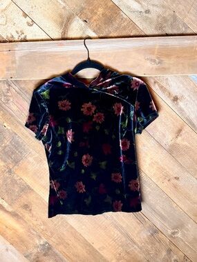 90s Vintage CDC Petites Velvet Floral Short-Sleeve Top - Black with Pink Flowers